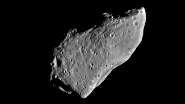 Galileo uzay aracı Gaspra asteroidinin yanından geçerken hızla hareket ediyor.