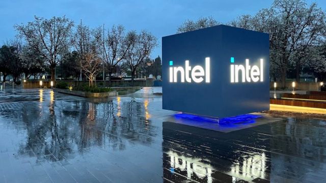 Intel'in hisse senetleri büyük bir düşüş yaşadı, yarı iletken pazarında etkisi hissedildi.