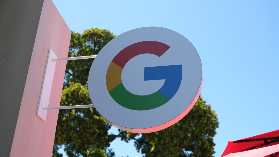 Google AI arama motoruna karşı açılan antitröst davaları reddedildi.