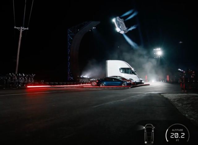 Tesla Roadster, SpaceX roket motorları ile güçlendirilmiş yeni tasarımıyla dikkat çekiyor.