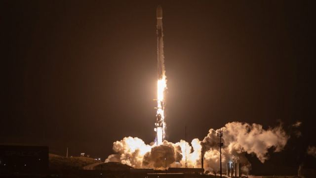 SpaceX'in Falcon 9 roketi ile gerçekleştirdiği uydu fırlatışı.