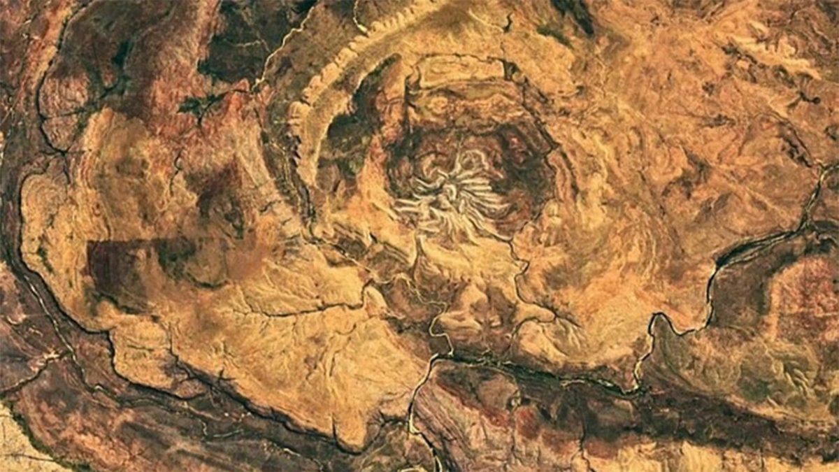 NASA'nın Örümcek Krateri görüntüsü, uzaydan bakıldığında dev bir örümceğe benziyor.