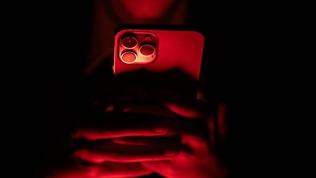 iPhone siber saldırıları ve güvenlik önlemleri hakkında bilgi veren bir grafik