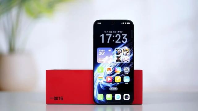 OnePlus 16 akıllı telefon, 9000 mAh batarya ve 200 MP kamera özellikleri ile tanıtıldı.